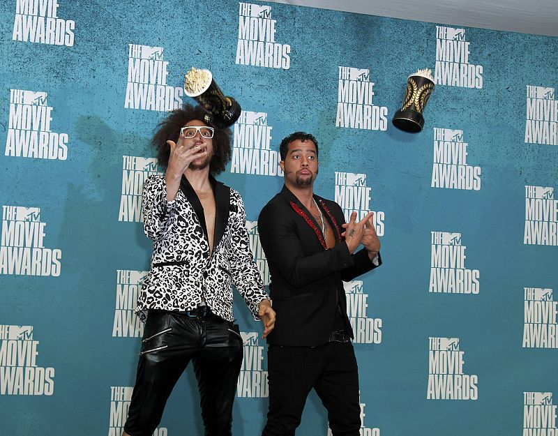 LMFAO jugando con sus galardones