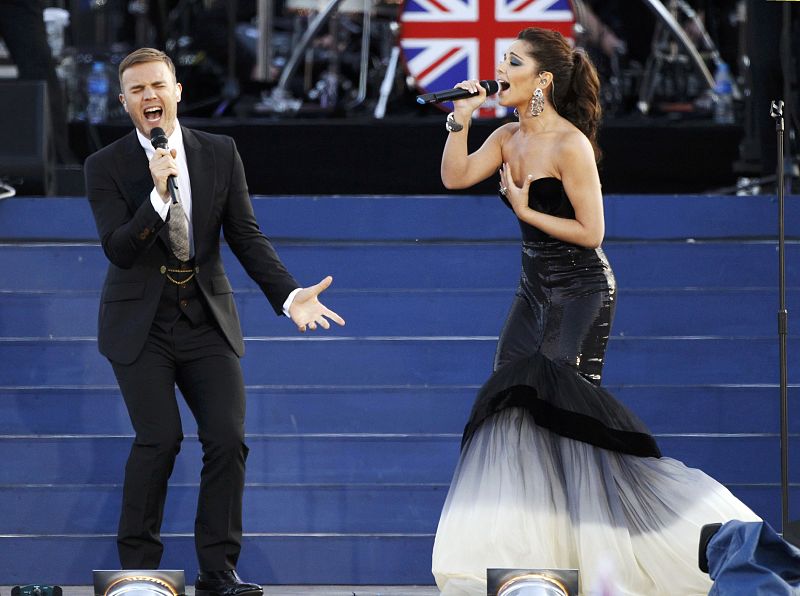 Singers Gary Barlow and Cheryl Cole perform during the Diamond Jubilee concert in front of Buckingham Palace in London