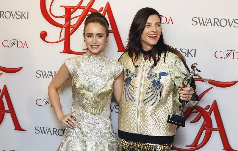 La diseñadora Tabitha Simmons posa junto a la actriz Lily Collins, que lució un elegante vestido de Marchesa.