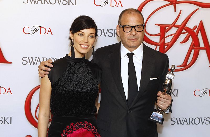 Jessica Pare y el diseñador Reed Krakoff. La actriz elegió para la velada un original vestido de Jason Wu.
