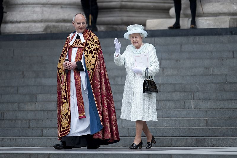 La reina Isabel II completa las exitosas y multitudinarias celebraciones de sus 60 años en el trono.