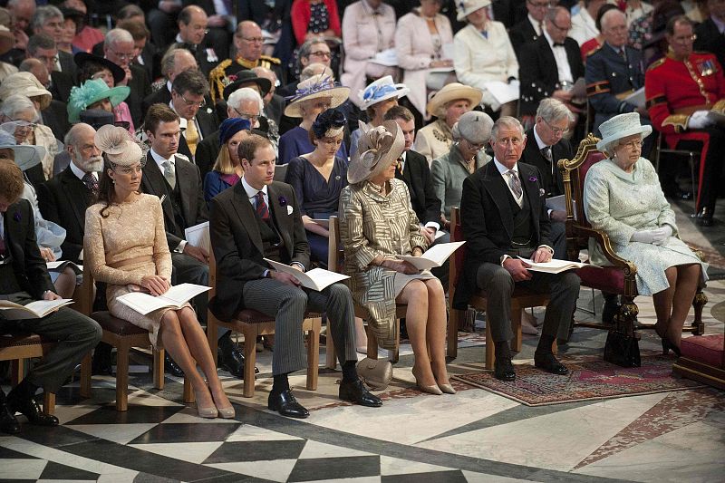 En la primera fila: Los duques de Cambridge, Guillermo y Catherine, el príncpe Carlos y la duquesa de Cornualles, Camila, y la reina Isabel II.