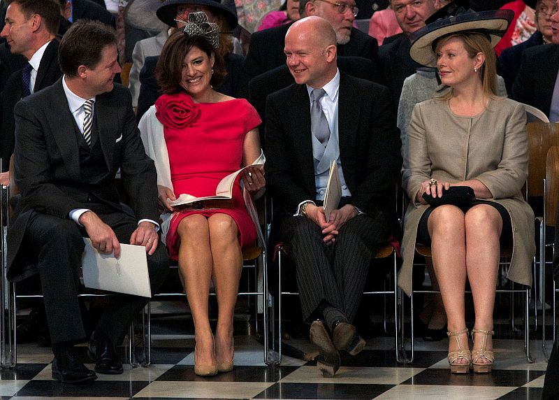 El viceprimer ministro británico, Nick Clegg, junto con su esposa, Miriam González. Con ellos, el ministro de Exteriores, William Hague, y su mujer, Ffion.