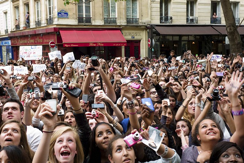 Durante su periplo por Europa, Justin Bieber ha comprobado de primera mano que su sola presencia desata la locura de sus fans -bautizadas como Beliebers- allá por donde pasa. En la imagen, cientos de fans vitorean a su ídolo durante un breve recital