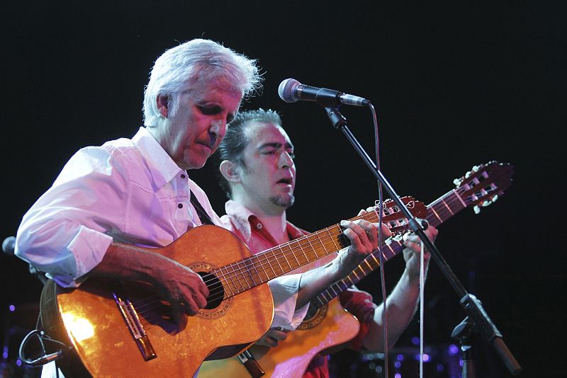 Kiko Veneno con Raúl Rodríguez en el escenario de La Riviera