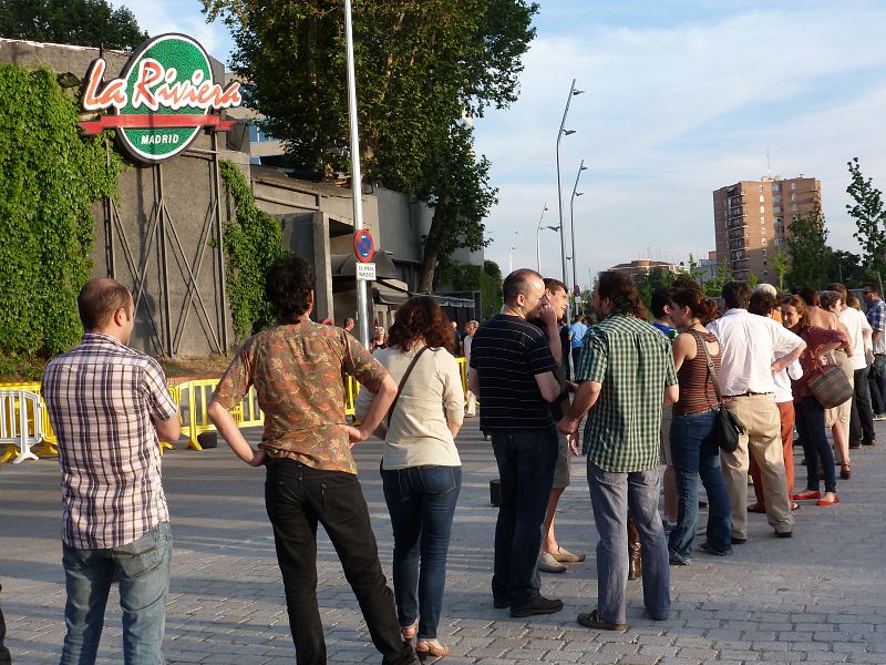 Seguidores sin entrada haciendo cola para ver a Kiko
