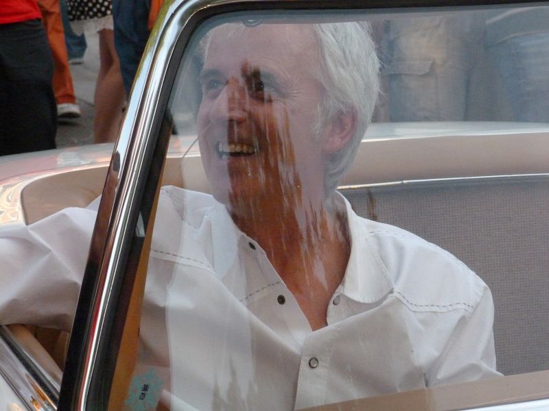 Kiko Veneno, mercedes blanco, camisa blanca, pelo blanco, sonrisa radiante