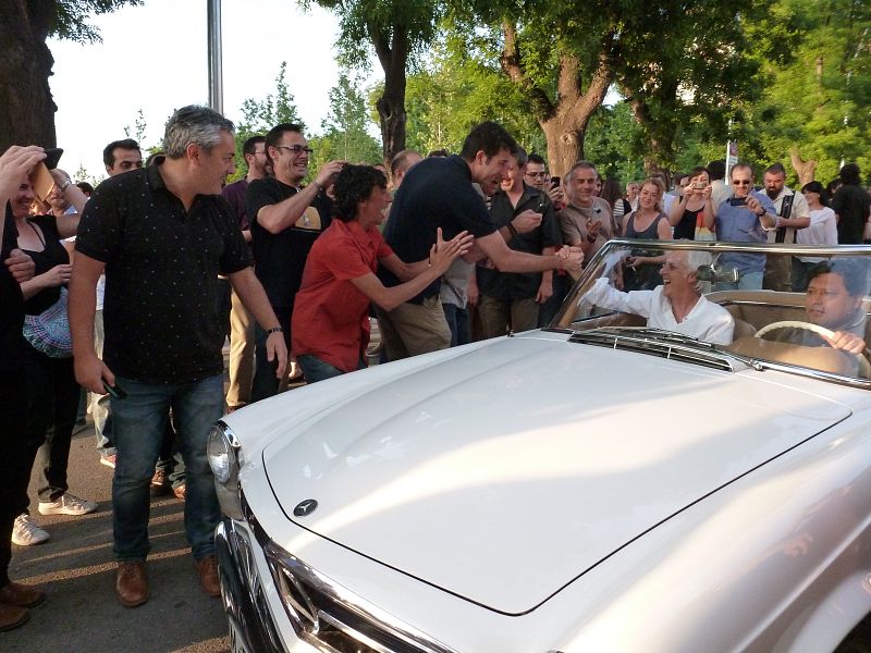 Ahí está Tomasito, palmero de lujo para la llegada de KIko Veneno