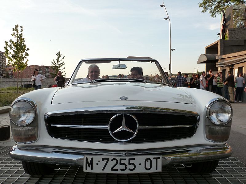 Kiko Veneno en el flamante mercedes blanco a la puerta de la entrada de artistas