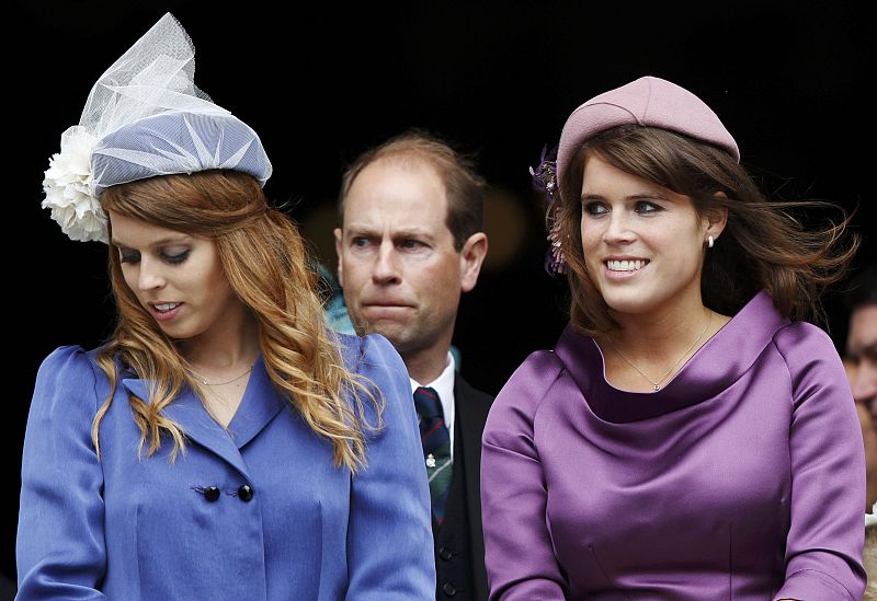 En esta ocasión, Beatriz y Eugenia se han decantado por unos tocados bastante más discretos que los que lucieron en la boda de Gillermo y Kate