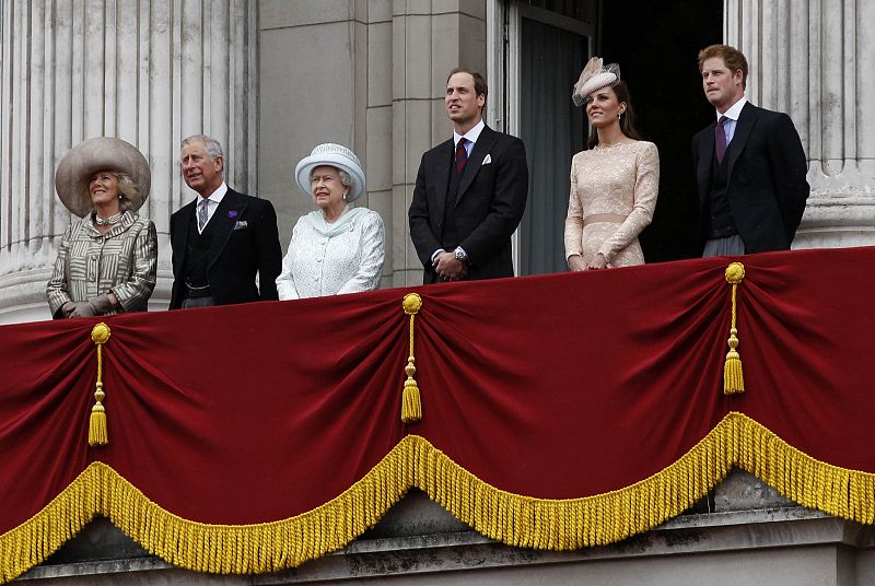 En el balcón del palacion de Buckingham pudimos ver a Camila, al príncipe Carlos, a la reina Isabel II,  al príncipe Guillermo, a Kate Middleton y al príncipe Harry.