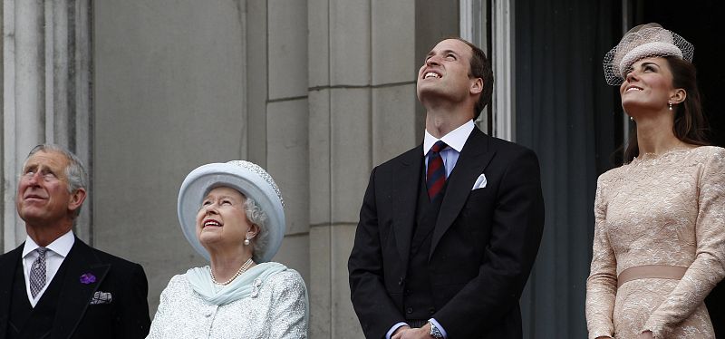 La familia real británica no se perdió detalle del desfile militar aéreo que se hizo para homenajear a Isabel II
