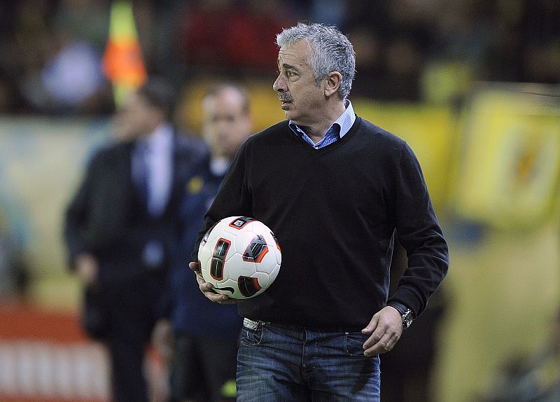 Imagen del entrenador fallecido, Manolo Preciado, durante un partido como técnico del Sporting ante el Villarreal, su pasado y el que iba a ser su próximo equipo.