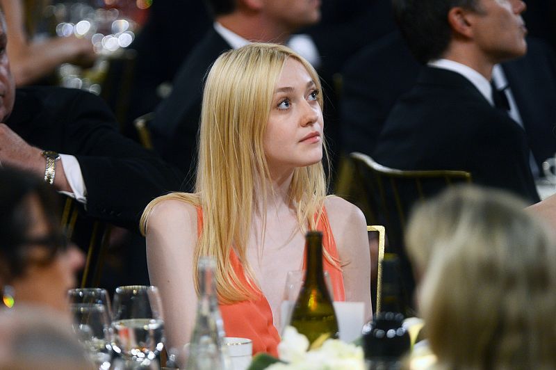 La actriz de 18 años Dakota Fanning lució un vestido de Gucci en uno de los colores de la temporada, el coral.