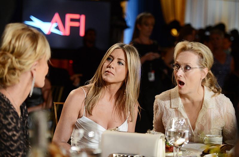 Melanie Griffith charla con Jennifer Aniston y con una sorprendida Meryl Streep.