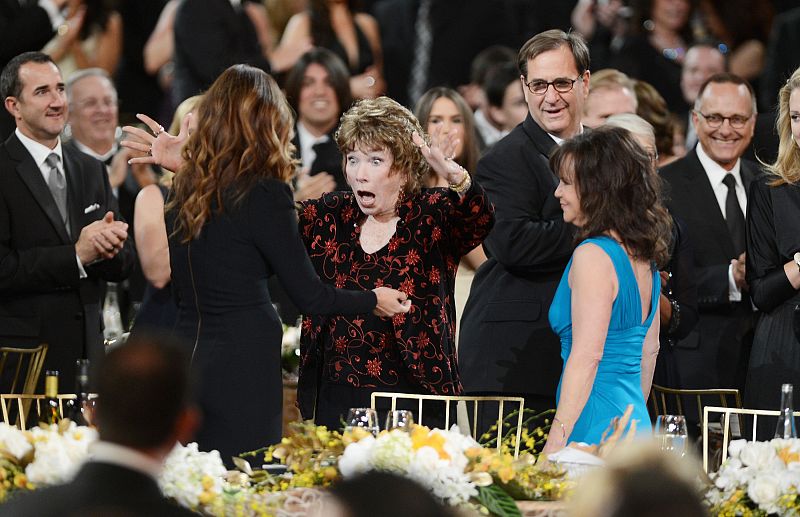 Fue una velada muy emocionante para Shirley MacLaine, que se mostró así de efusiva con los compañeros de profesión que le han acompañado durante este homenaje. En la imagen, saluda a Julia Roberts y Sally Field.