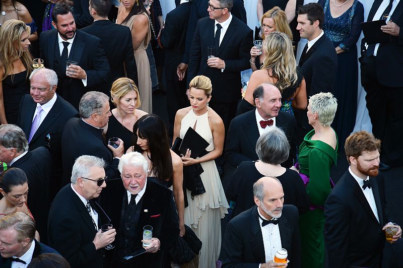 Mena Suvari, de blanco, a su llegada a la fiesta homenaje a Shirley MacLaine.