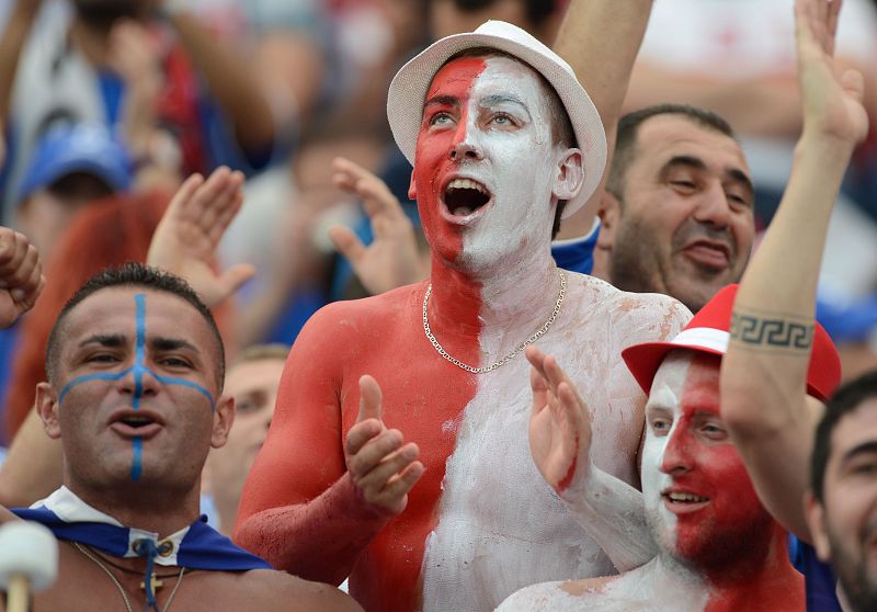 Los aficionados polacos, orgullosos de sus colores.