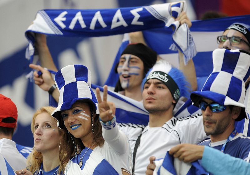 Aficionados griegos animan a su equipo en las gradas del estadio de Varsovia.