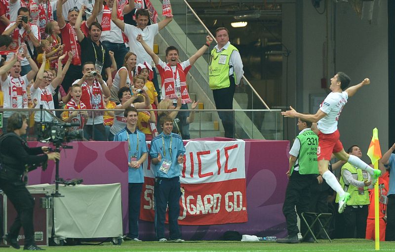 Lewandowski celebra el gol de Polonia con sus aficionados.