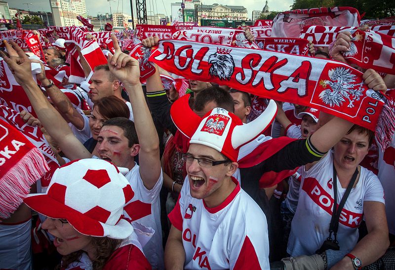 Miles de aficionados polacos ven el Polonia-Grecia en la 'fan zone' de Varsovia.