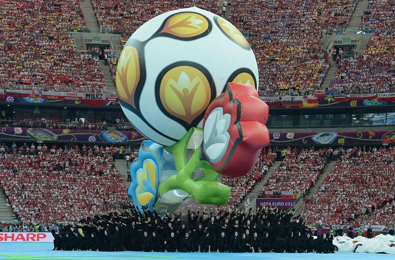 Un logo gigante de la Eurocopa se pasea por el centro del estadio.