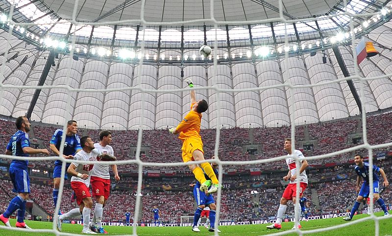 Espectacular imagen de Szczesny despejando un balón.