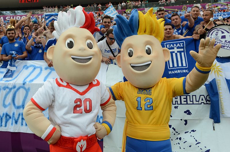 Las mascotas de la Eurocopa 2012 posan en la inauguración.