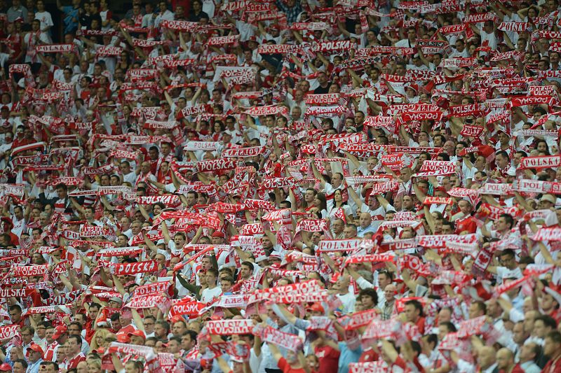 Los aficionados polacos tiñen de rojo las gradas del Estadio Nacional de Varsovia.