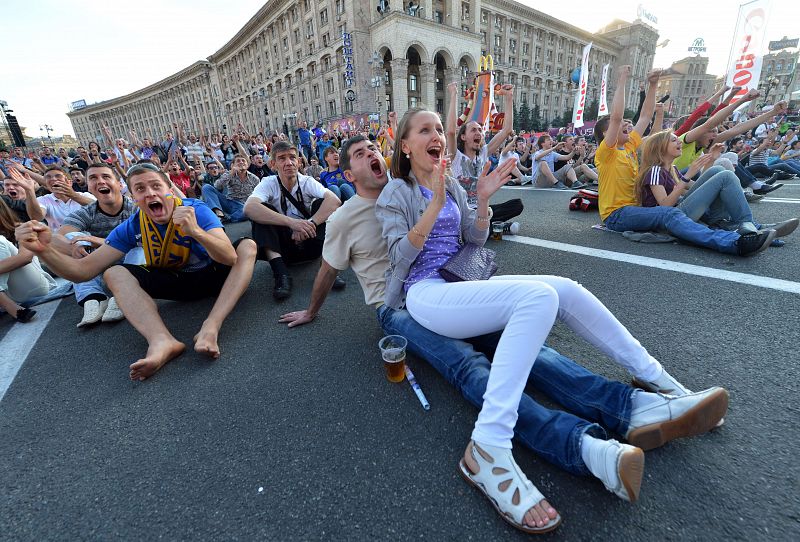 Aficionados disfrutan del partido en una pantalla gigante en la 'fan zone' de Kiev.