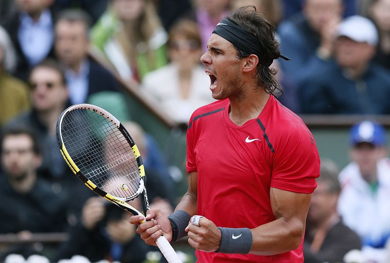 Rafa cierra el puño para celebrar un punto.