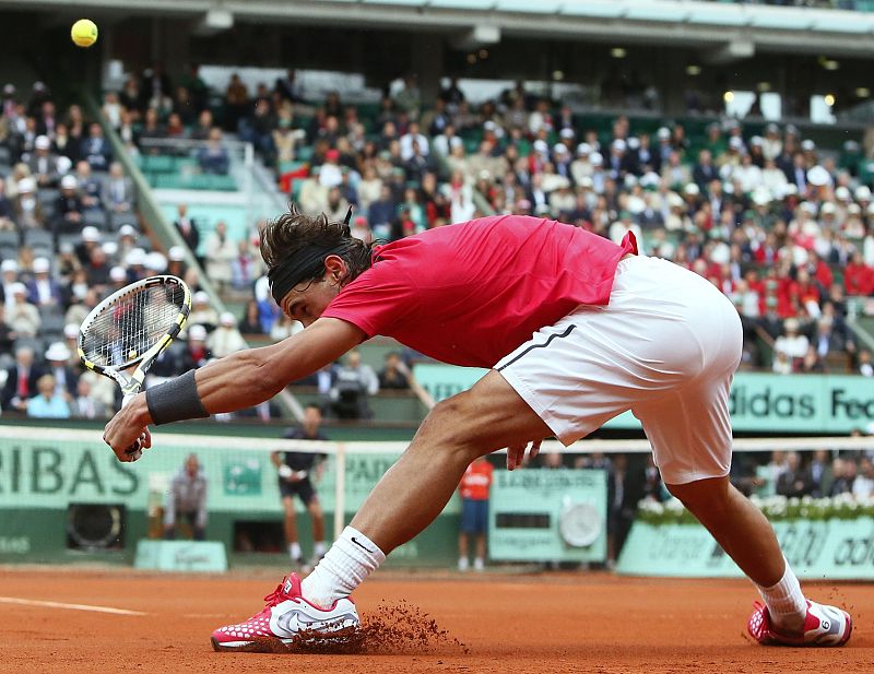 Rafa Nadal se estira y devuelve la bola.