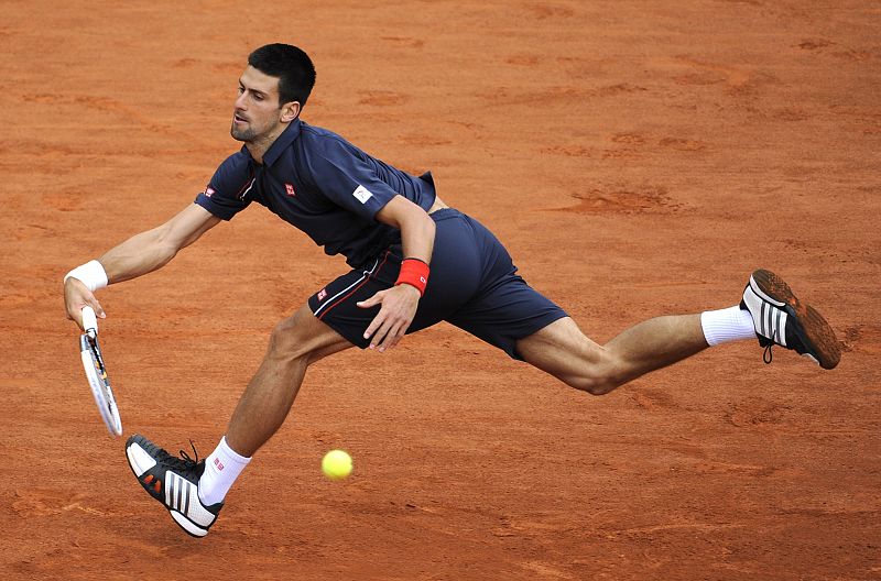 Postura inverosímil de Djokovic para devolver la bola.