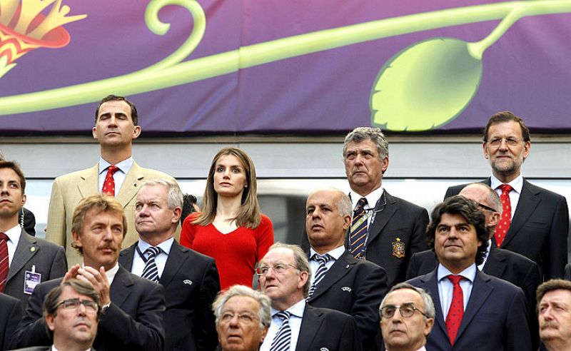 Los príncipes de Asturias, junto al presidente de la RFEF y el presidente del Gobierno, entre las autoridades presentes en el España-Italia.