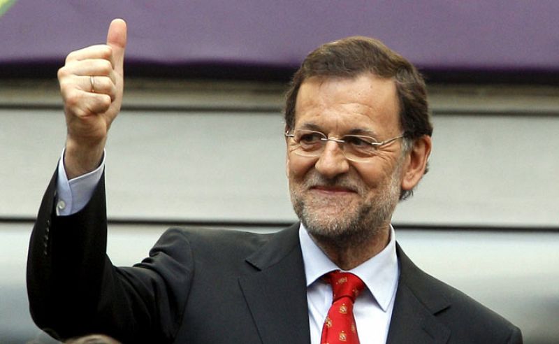 El presidente del gobierno, Mariano Rajoy, saluda levantando el pulgar.