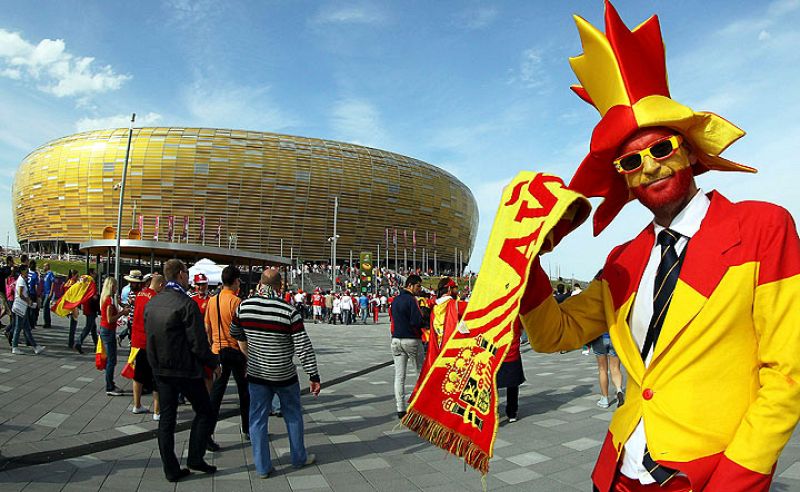 Colorido español fuera del estadio antes del España-Italia