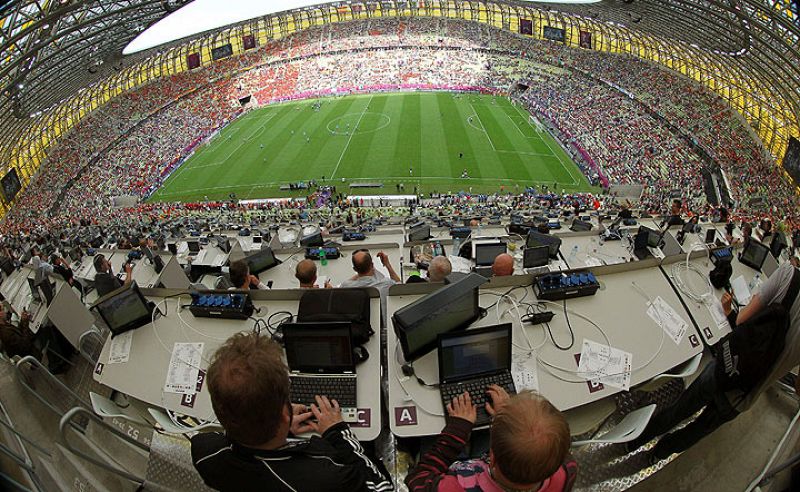 Vista del estadio polaco de Gandsk desde los puestos de la prensa.