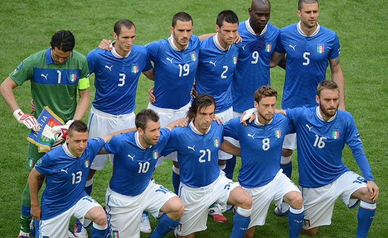 El equipo italiano posa antes de empezar el partido ante España.