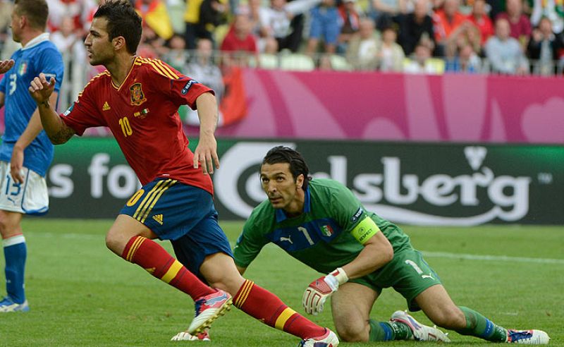 Cesc celebra su gol tras superar a Buffon