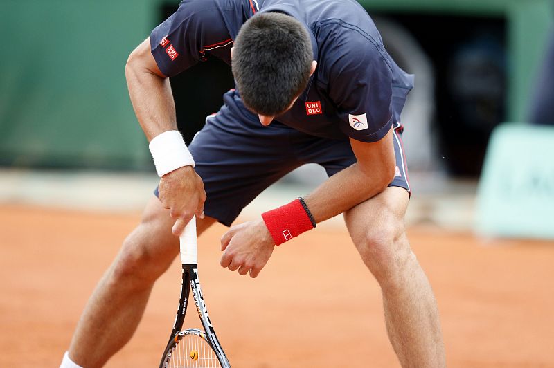 Novak Djokovic baja la cabeza tras perder un punto ante Rafa Nadal en la reanudación de la final.