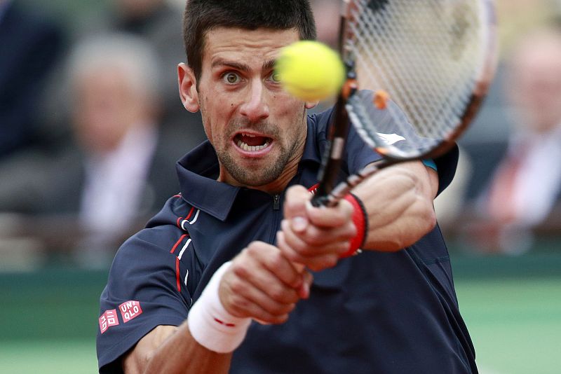 Novak Djokovic intenta levantar el partido ante Rafa Nadal.