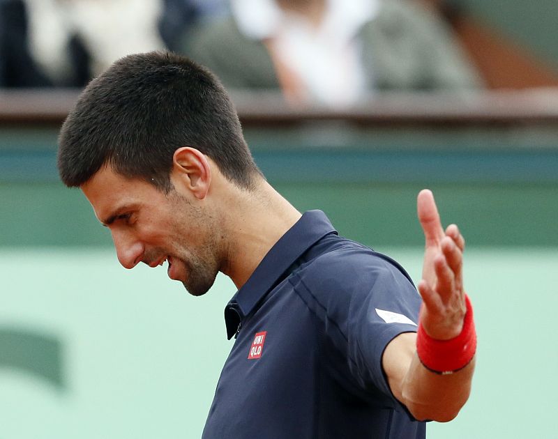 Novak Djokovic reacciona así ante una bola imposible de Rafa Nadal.