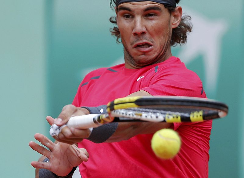 Rafael Nadal devuelve la bola a Djokovic que intenta resistir todo lo que puede ante el vendaval que está suponiendo el español.