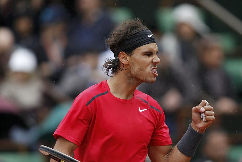 Rafael Nadal celebra lo que puede ser el último punto antes de la victoria final ante Novak Djokovic. El séptimo Roland Garros está a un paso.