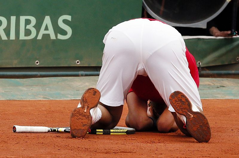 Rafael Nadal se tira al suelo tras ganar el partido ante Djokovic y lograr así su séptimo Roland Garros.