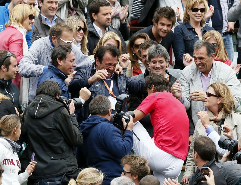 Rafael Nadal celebra con su familia el éxito de haber conseguido su séptimo Roland Garros.