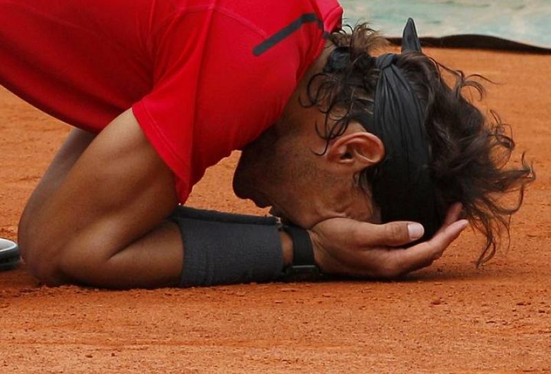 Rafael Nadal llora sobre la tierra rojiza de París tras ganar el último punto a Novak Djokovic y lograr así su séptimo Roland Garros. 