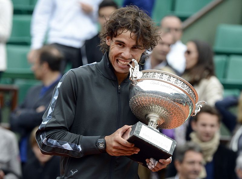 Rafael Nadal muerde una de las asas de su séptimo Roland Garros. Es algo que solo ha podido hacer él en toda la historia.