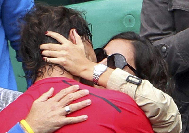 Nadal con su novia Xisca Perelló en la tribuna de la Philippe Chatrier de Roland Garros