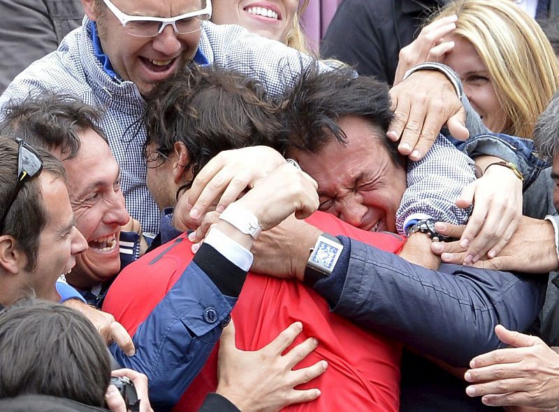 Rafa abrazado a su padre Sebastián Nadal tras conseguir su séptimo Roland Garros, undécimo Grand Slam